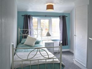 a bedroom with a bed and a window at Banovallum Cottage in Horncastle