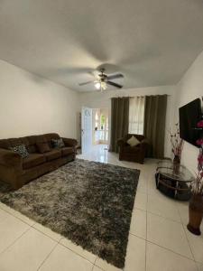 uma sala de estar com um sofá e uma mesa em Weekendz- Cozy 2BRD Suite em Port Antonio