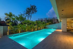 una piscina a sfioro in una villa di notte di CORNER SEA VIEW KRABI Ao Nang 4 STARS HOTEL RESIDENCE ad Aonang Beach