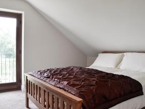 sypialnia z łóżkiem i dużym oknem w obiekcie Bwthyn Y Bugail w mieście Felindre