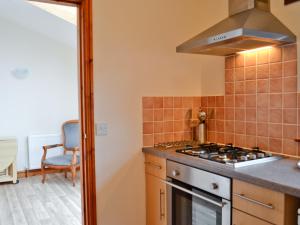 uma cozinha com um fogão e um lavatório em Taw em Great Torrington