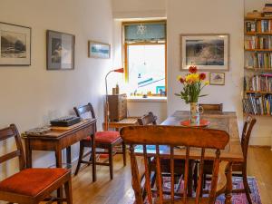 布雷思韋特的住宿－The Larches，一间带桌椅和窗户的用餐室