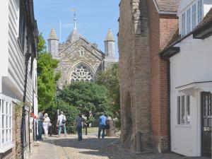 un groupe de personnes debout devant une église dans l'établissement Kiln Cottage, à Rye