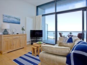 sala de estar con sofá y TV de pantalla plana en Bliss - Horizon View, en Westward Ho