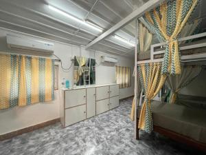 瓦加托的住宿－Kaabo Hostel，带双层床的客房和带窗帘的卧室