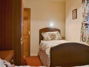 ein Schlafzimmer mit einem Bett mit einem Kissen darauf in der Unterkunft Fell View in Kentmere