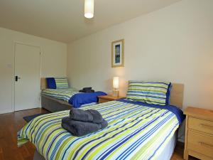 um quarto com 2 camas e toalhas em 9 Glendorgal em Saint Columb Minor