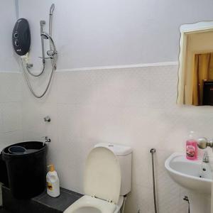 Kylpyhuone majoituspaikassa Luxury UUC Homestay KKIP Telipok Kota Kinabalu