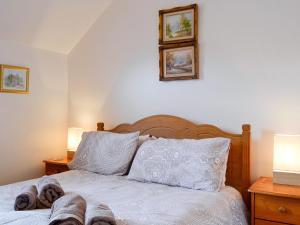 Un dormitorio con una cama con zapatillas. en Inglewood - 15288, en Keswick