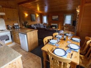 - une cuisine et une salle à manger avec une table dans une cabine dans l'établissement Whiteside Lodge At Burnside Park, à Keswick