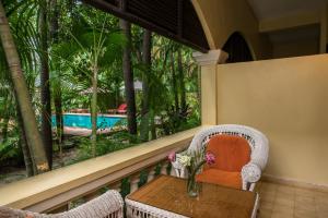 Bazén v ubytování Marirath Boutique Hotel nebo v jeho okolí