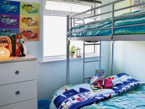 a childs bedroom with a bunk bed and a bunk bedutenewayangering at Woolacombe Folly in Mortehoe
