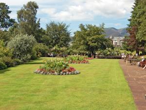 ein Park mit Blumen im Gras in der Unterkunft The Coach House in Thirlmere