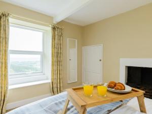 une chambre avec une table et deux verres de jus d'orange dans l'établissement Backstone Bank Farmhouse, à Wolsingham