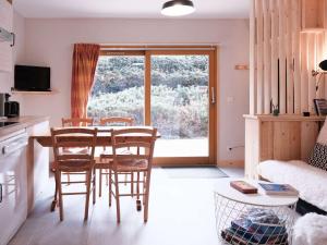 kuchnia i salon ze stołem i krzesłami w obiekcie Appartement cosy pour 3 pers, piscine, proche commerces, à Arêches-Beaufort - FR-1-342-131 w mieście Beaufort