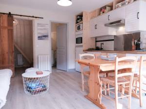 Kuchnia lub aneks kuchenny w obiekcie Appartement cosy pour 3 pers, piscine, proche commerces, à Arêches-Beaufort - FR-1-342-131
