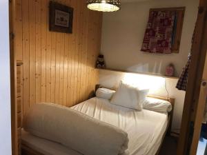 a bedroom with a bed with white sheets and pillows at Appartement Arêches-Beaufort, 2 pièces, 5 personnes - FR-1-342-144 in Beaufort
