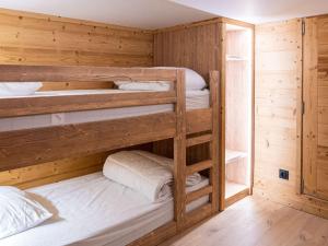 Zimmer mit Etagenbett und 2 Etagenbetten in einer Hütte in der Unterkunft Appartement rénové duplex - Val Thorens, 6 pers - proche pistes - FR-1-637-58 in Val Thorens