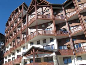 ein Gebäude mit Holzbalkonen auf der Seite in der Unterkunft Appartement rénové duplex - Val Thorens, 6 pers - proche pistes - FR-1-637-58 in Val Thorens + 5 Fotos