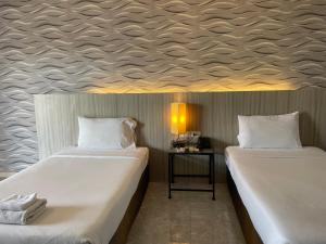 Postel nebo postele na pokoji v ubytování Embryo Hotel 