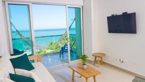 sala de estar con vistas al océano en Magico Apartamento Frente al Mar 3 Habitaciones AR53, en Coveñas