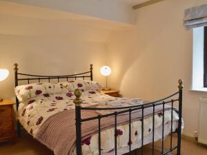 1 dormitorio con cama y ventana en Oak Cottage en Woolfardisworthy