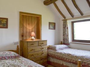 1 dormitorio con 2 camas, vestidor y ventana en Townfield Farm, en Chinley