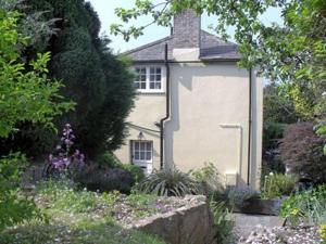 una casa con un jardín delante de ella en Applewood Cottage en Loders