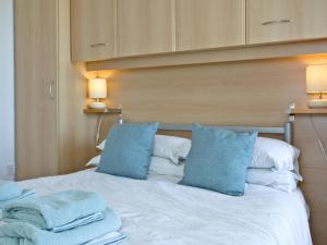 ペイントンにある16 Belvedere Courtのベッド(青い枕、タオル付)