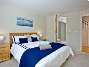 1 dormitorio con 1 cama grande con manta azul en Bliss - Horizon View, en Westward Ho