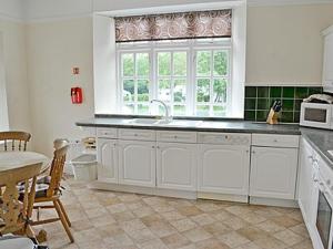 cocina blanca con fregadero y ventana en Kent View Apartment, en Lindale