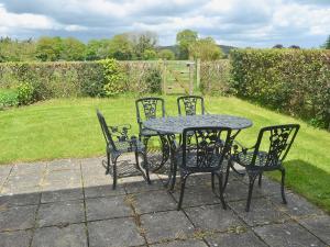 una mesa y cuatro sillas sentadas alrededor de una mesa en Oldfield, en Warminster