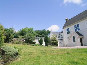 a large white house with a yard with a yard at The Orangery in Bideford