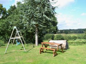 un tavolo da picnic e un'altalena in un campo di Valley View Annex a Ringwood