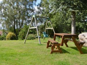 um parque com uma mesa de piquenique e um baloiço em Valley View Annex em Ringwood