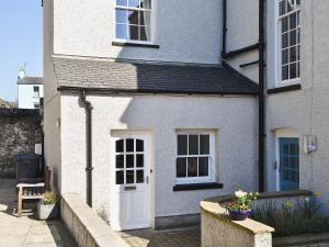 una casa bianca con porta bianca e finestre di Trinity House a Ulverston