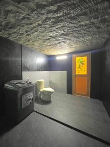 - une salle de bains pourvue de toilettes et d'une poubelle dans l'établissement Tusker's Paradise Safari Villa, à Uda Walawe