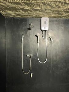 - une salle de bains avec 2 douches et un téléphone sur le mur dans l'établissement Tusker's Paradise Safari Villa, à Uda Walawe