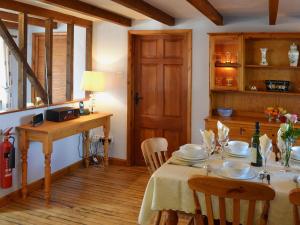 Saint Columb MajorにあるCoachmans Cottageのダイニングルーム(テーブル、椅子、テーブル付)