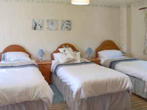1 Schlafzimmer mit 2 Betten mit weißer Bettwäsche und 2 Lampen in der Unterkunft The Garden Room - 15536 in Marldon