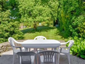 einen weißen Tisch und Stühle im Garten in der Unterkunft The Garden Room - 15536 in Marldon