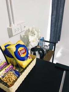 uma mesa com um cesto de batatas fritas e snacks em Minds House 