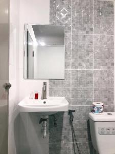 La salle de bains est pourvue d'un lavabo, d'un miroir et de toilettes. dans l'établissement Minds House, 