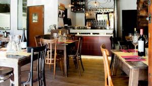 restauracja ze stołami i krzesłami oraz bar w obiekcie Piazzale Clodio Suite w Rzymie