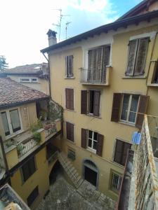 ベルガモにあるCasa LALLA in centro storico a Bergamoの通りから見える建物