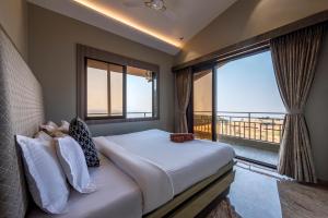 Postel nebo postele na pokoji v ubytování SaffronStays HeavOne Penta, Lonavala + 35 fotografií