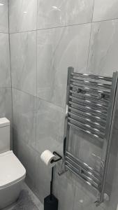 La salle de bains est pourvue de toilettes et d'une cabine de douche. dans l'établissement POTTERS LODGE by Edl Ventures Ltd, à Manchester