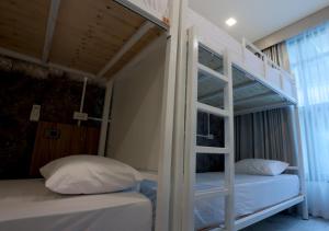 Zimmer mit Etagenbett, 2 Betten und einer Leiter in der Unterkunft TarTar & Nay Hostel in Chiang Mai