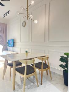 a dining room with a table and chairs at Rizz Residence Troika KB in Kota Bharu
