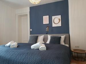 um quarto azul com uma cama azul com almofadas brancas em Zentrale Lage I historisch I Parkplatz I Fahrradkeller em Straubing